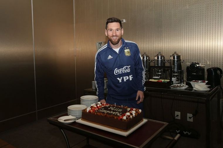 Messi festeja su cumpleaños número 34 entre risas y regalos de sus compañeros - Noticias de hoy en República Dominicana | De Último Minuto