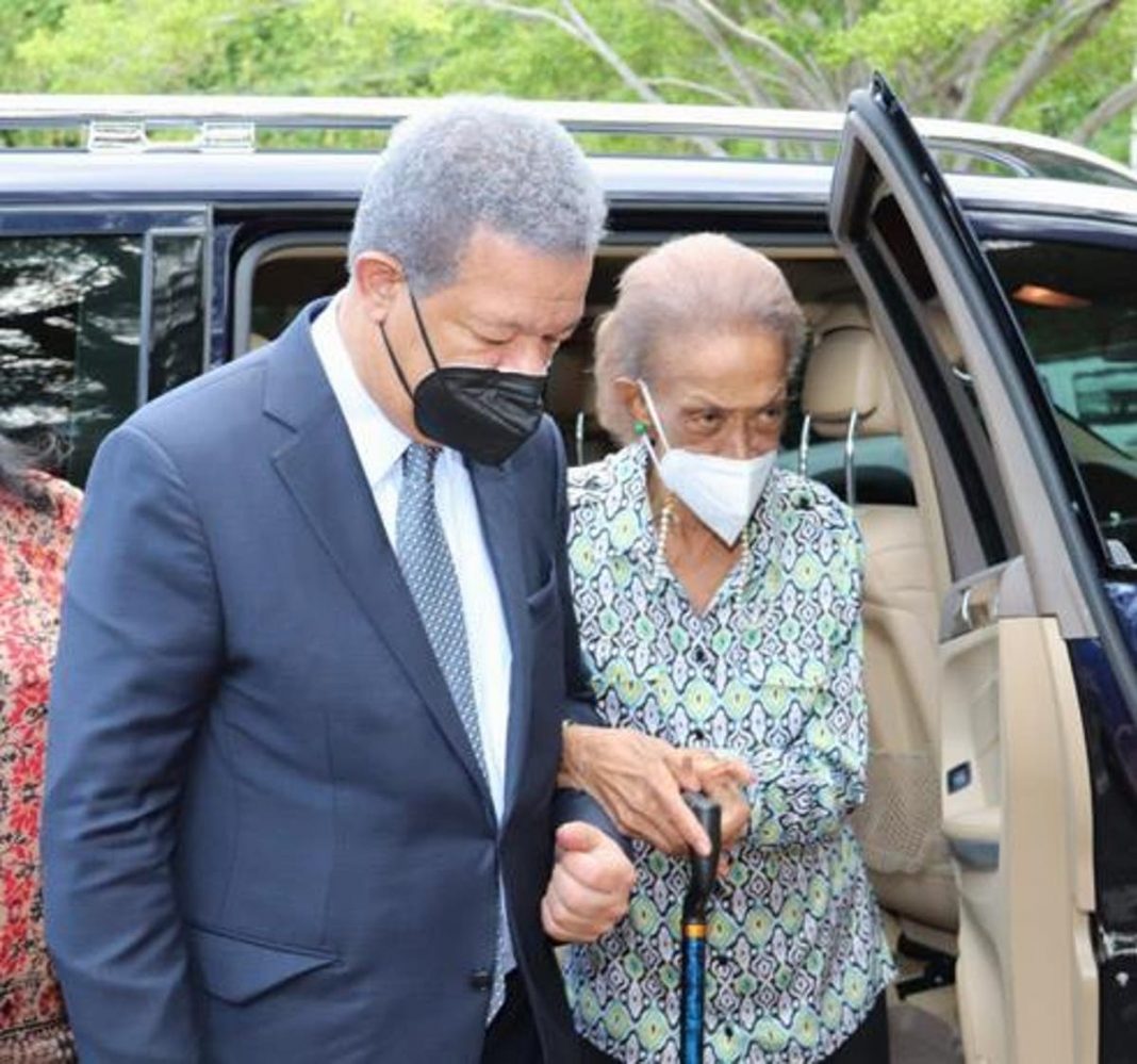 Leonel Fernández y su madre Yolanda Reyna