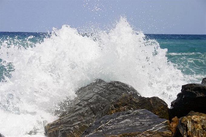 Instan a pequeños barcos permanecer en puerto por viento y olas anormales