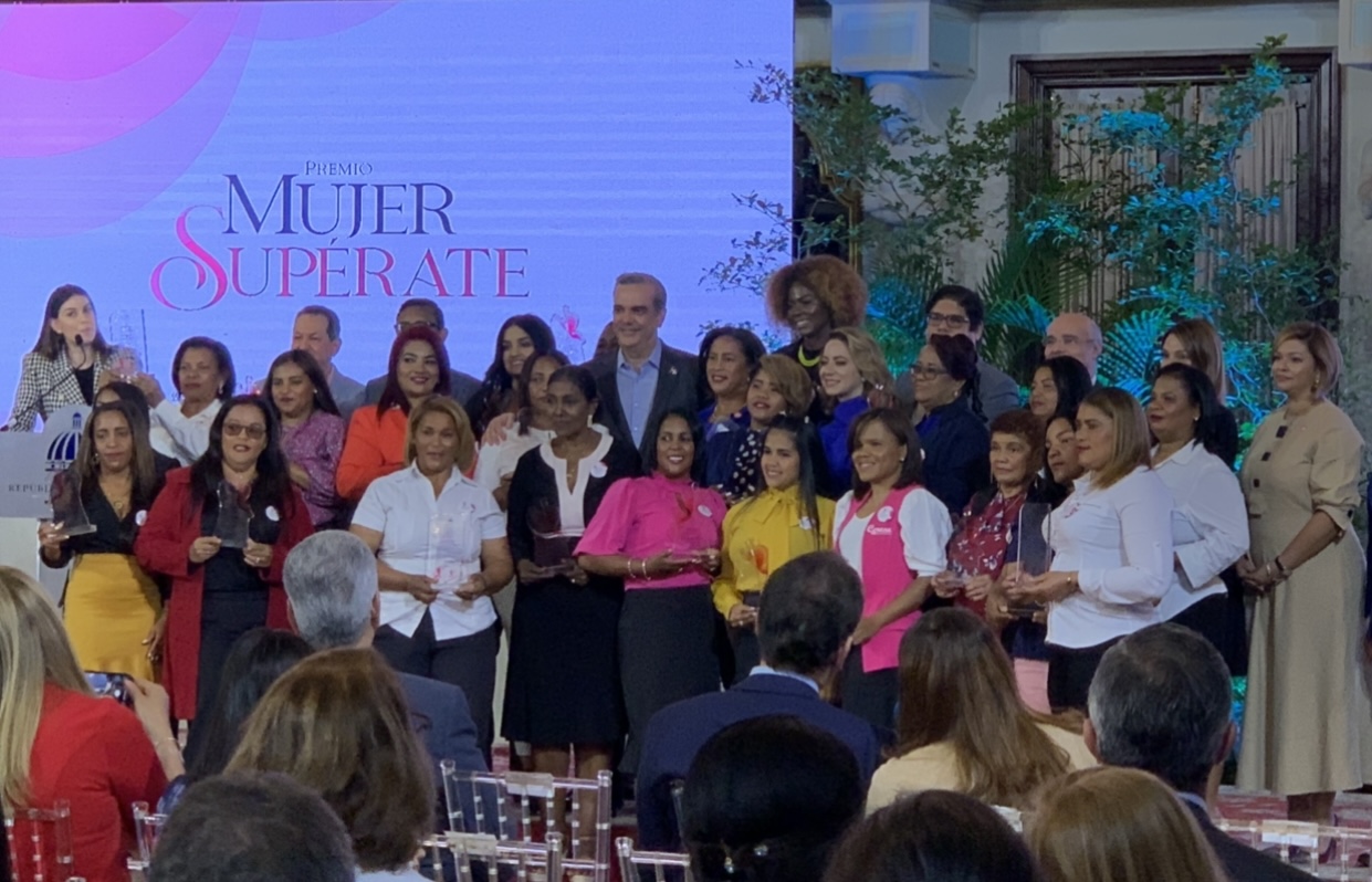 Premio "Mujer Supérate 2022" reconoce a 23 féminas - Noticias de hoy en República Dominicana | De Último Minuto