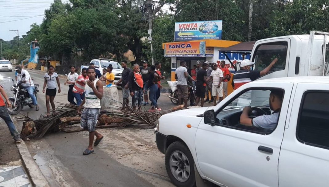 Protestan por largas tandas de apagones en Los Botados de Yamasá