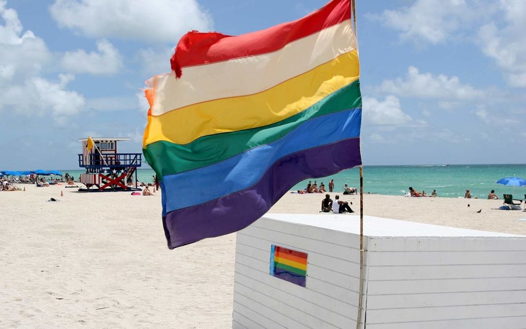 Presentan primer puesto de salvavidas de Miami Beach dedicado a los LGTBQ+