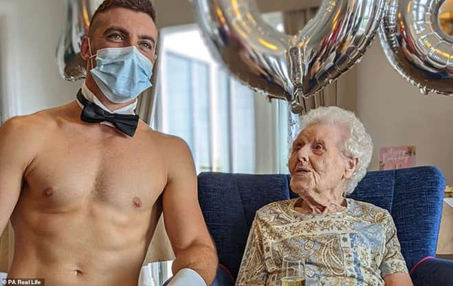 Anciana celebra su cumpleaños 106 con un stripper - Noticias de hoy en República Dominicana | De Último Minuto