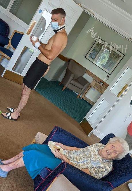 Anciana celebra su cumpleaños 106 con un stripper - Noticias de hoy en República Dominicana | De Último Minuto