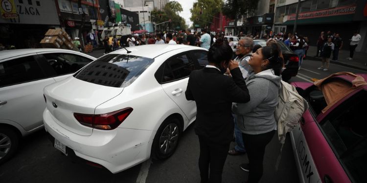 Reportan el primer muerto por sismo de magnitud 7,4 en occidente de México