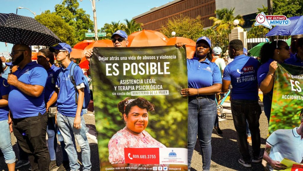 Cientos marchan para exigir compromiso real en la erradicación de la violencia contra las mujeres - Noticias de hoy en República Dominicana | De Último Minuto