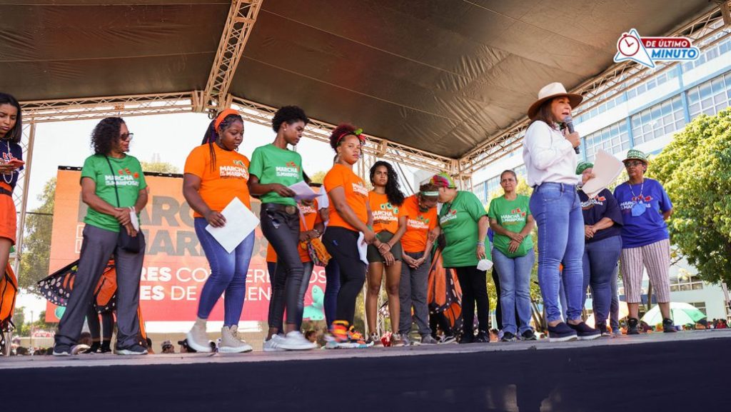 Cientos marchan para exigir compromiso real en la erradicación de la violencia contra las mujeres - Noticias de hoy en República Dominicana | De Último Minuto