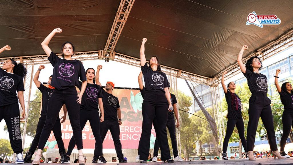 Cientos marchan para exigir compromiso real en la erradicación de la violencia contra las mujeres - Noticias de hoy en República Dominicana | De Último Minuto