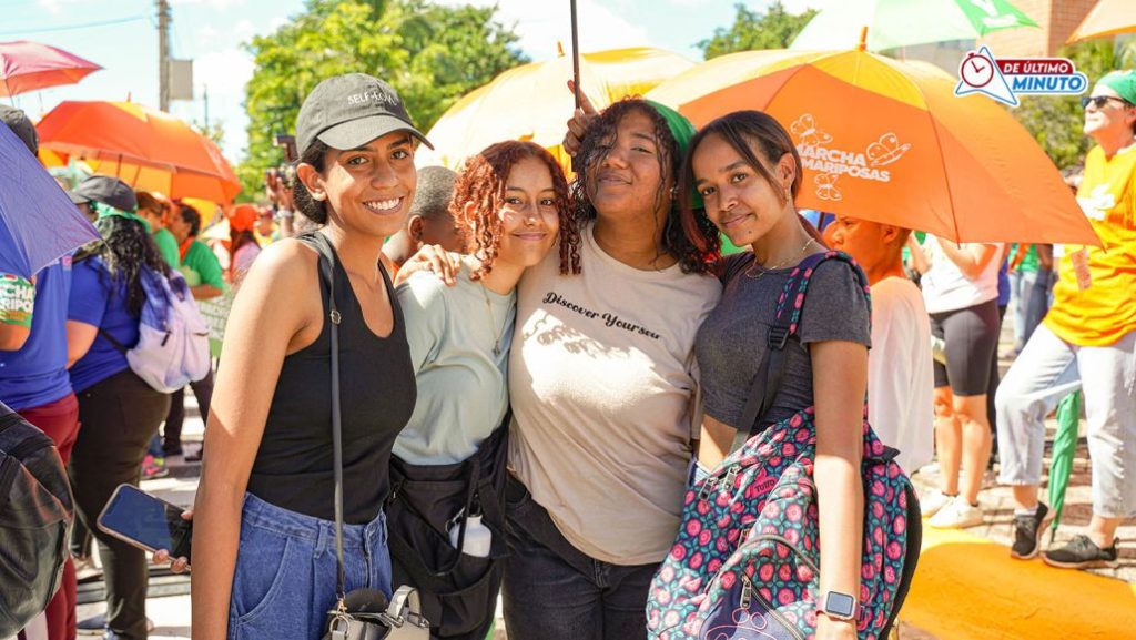 Cientos marchan para exigir compromiso real en la erradicación de la violencia contra las mujeres - Noticias de hoy en República Dominicana | De Último Minuto