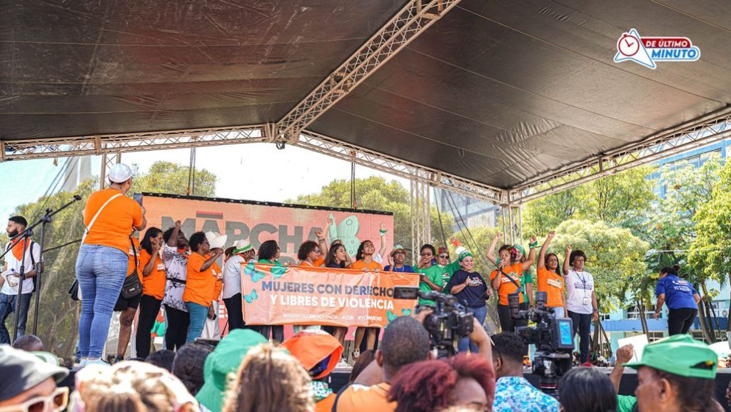Cientos marchan para exigir compromiso real en la erradicación de la violencia contra las mujeres - Noticias de hoy en República Dominicana | De Último Minuto