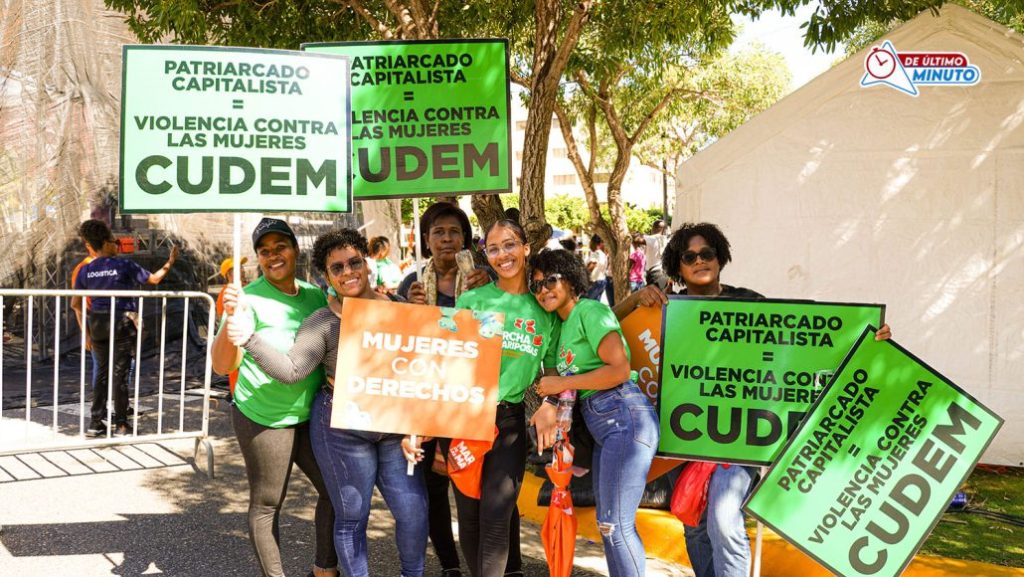 Cientos marchan para exigir compromiso real en la erradicación de la violencia contra las mujeres - Noticias de hoy en República Dominicana | De Último Minuto