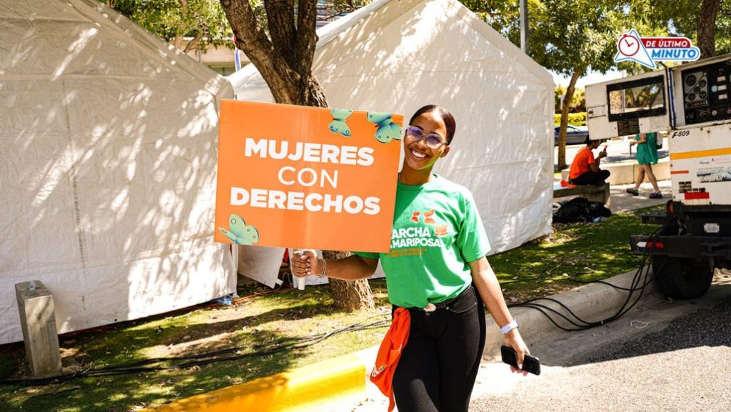 Cientos marchan para exigir compromiso real en la erradicación de la violencia contra las mujeres - Noticias de hoy en República Dominicana | De Último Minuto