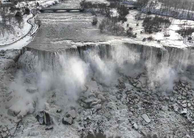 Las Cataratas del Niágara parcialmente congeladas por ola de frío en EEUU - Noticias de hoy en República Dominicana | De Último Minuto