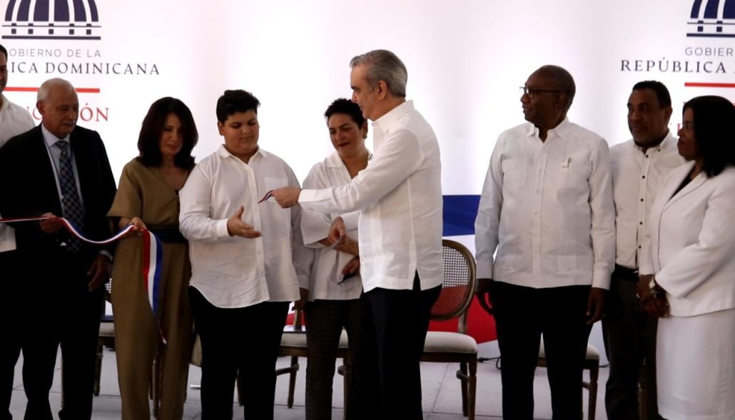 Abinader inaugura Liceo Experimental Hugo Tolentino Dipp en la UASD - Noticias de hoy en República Dominicana | De Último Minuto