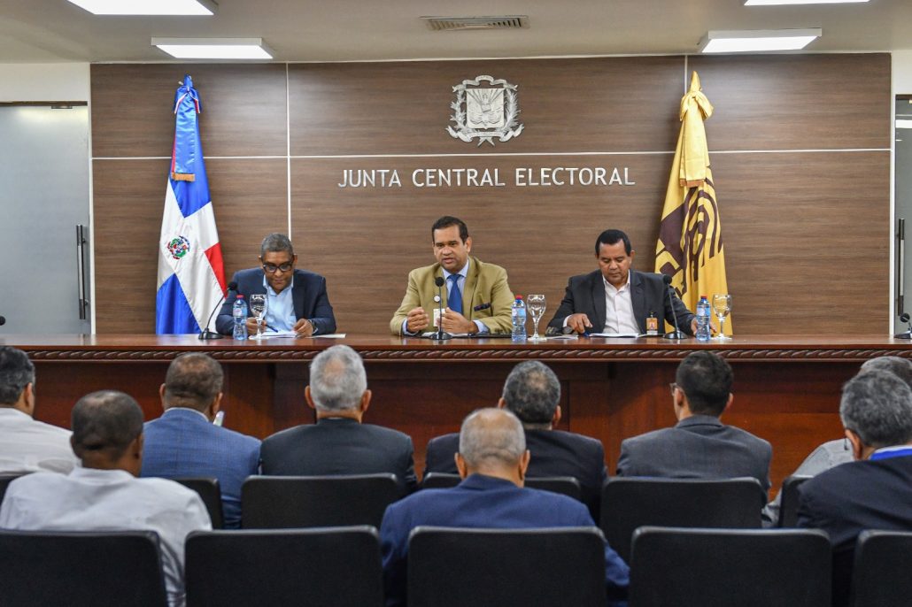 Titulares de Elecciones, Informática y Voto en el Exterior de la JCE se reúnen con organizaciones políticas - Noticias de hoy en República Dominicana | De Último Minuto