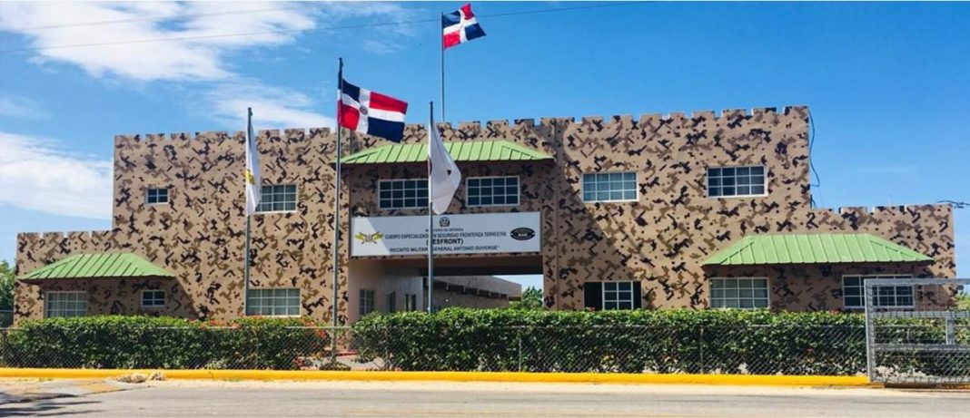 Depositan ofrenda floral por el 19 aniversario del CESFRONT