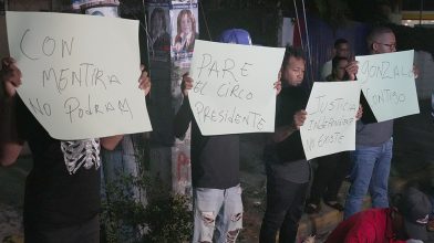 encienden velones en apoyo a Gonzalo y levantan pancartas