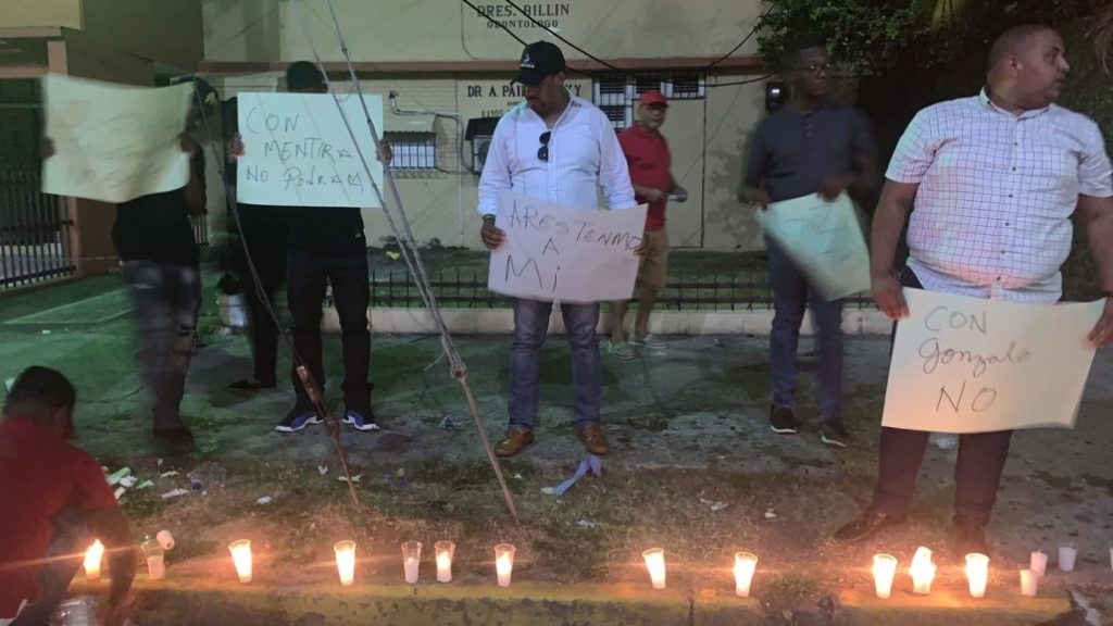 Manifestantes encienden velones en apoyo a Gonzalo frente al Palacio de Justicia