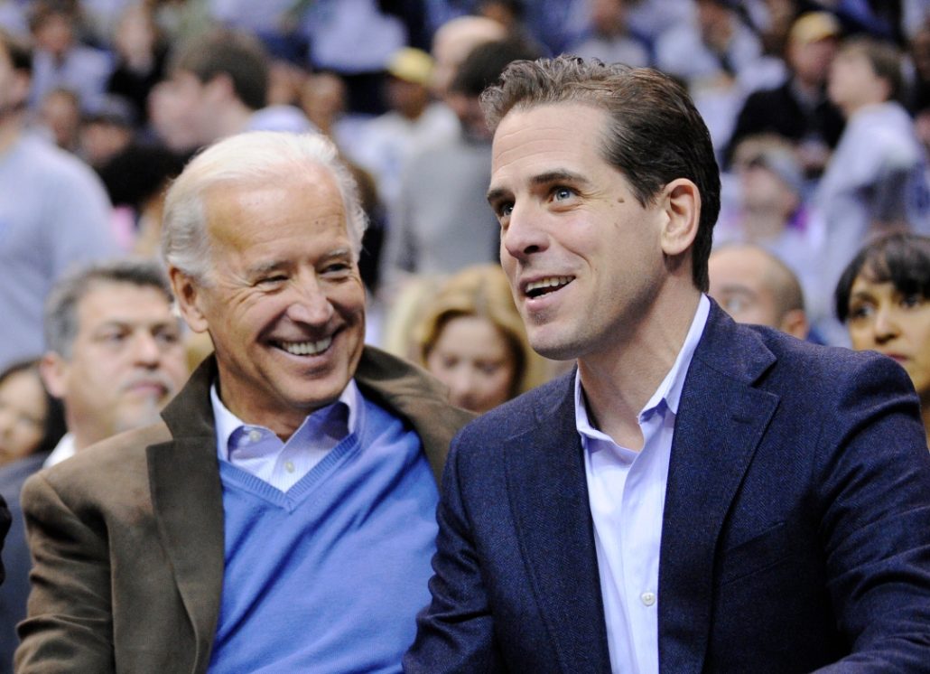 Acusan al hijo de Biden por posesión ilegal de un arma y de un delito de impuestos
