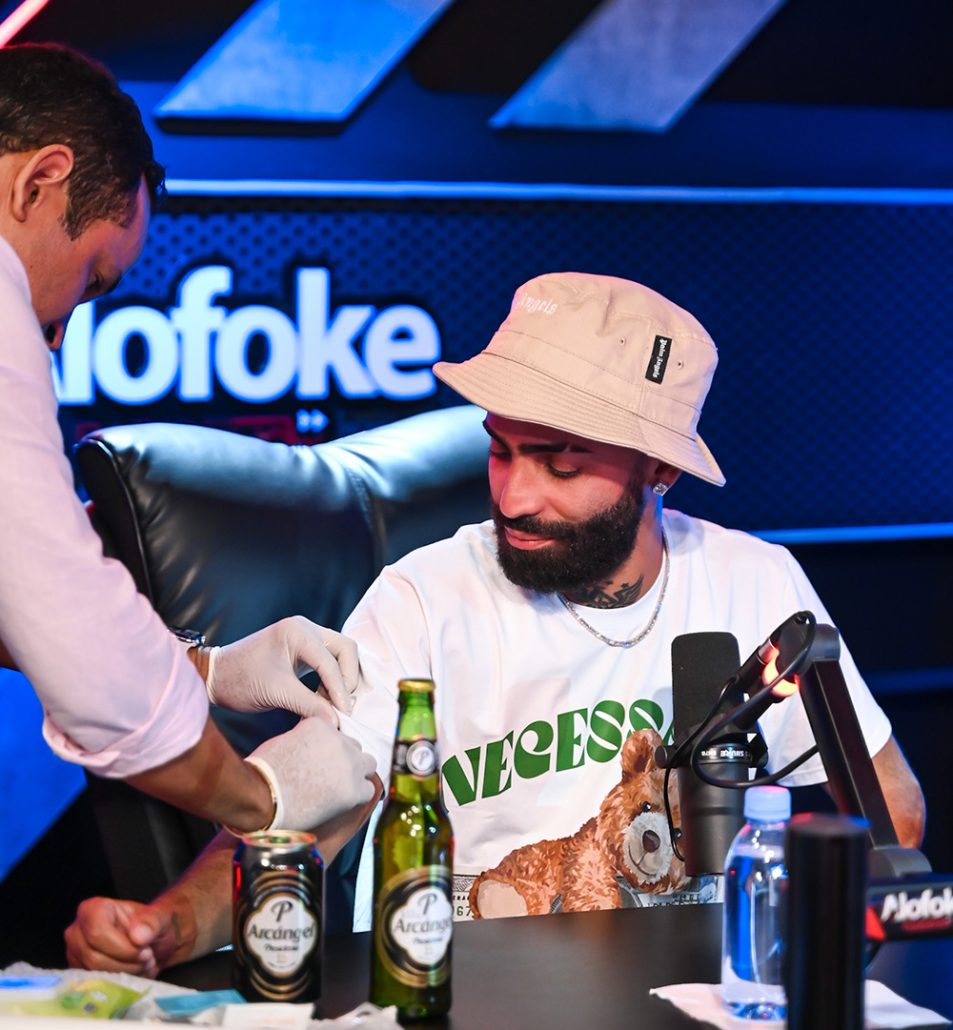 Arcángel llega con suero a entrevista en Alofoke Radio Show
