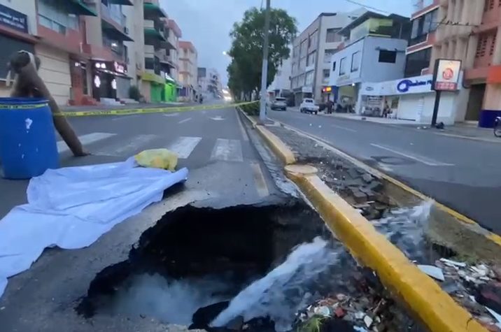 Socavón y fuga de agua afectan avenida en Santiago
