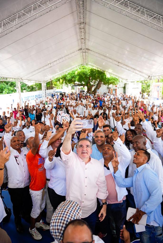 Con 56% Neney Cabrera se consolida como el favorito para la Alcaldía del DN