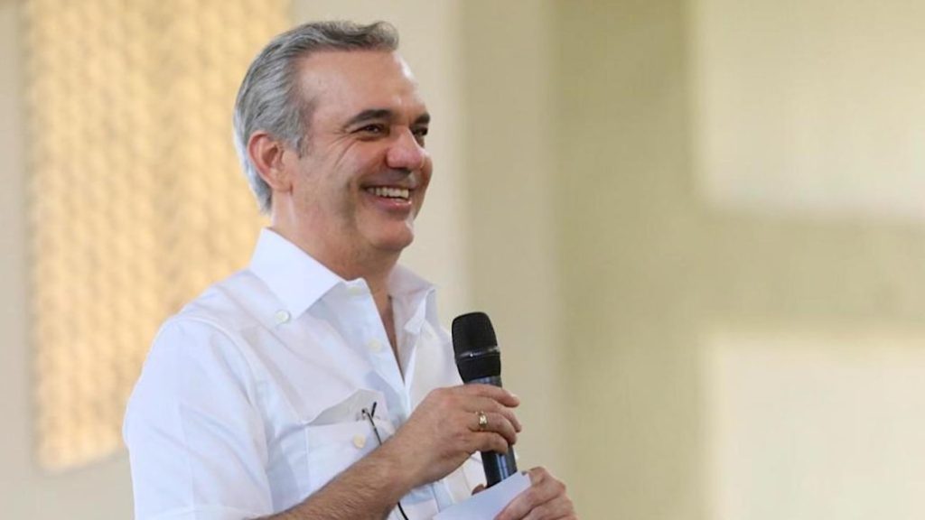 Presidente Abinader inaugura nuevo malecón de Caleta en La Romana