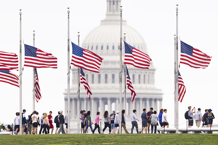 Biden ordena ondear la bandera de la Casa Blanca a media asta por el tiroteo en Maine