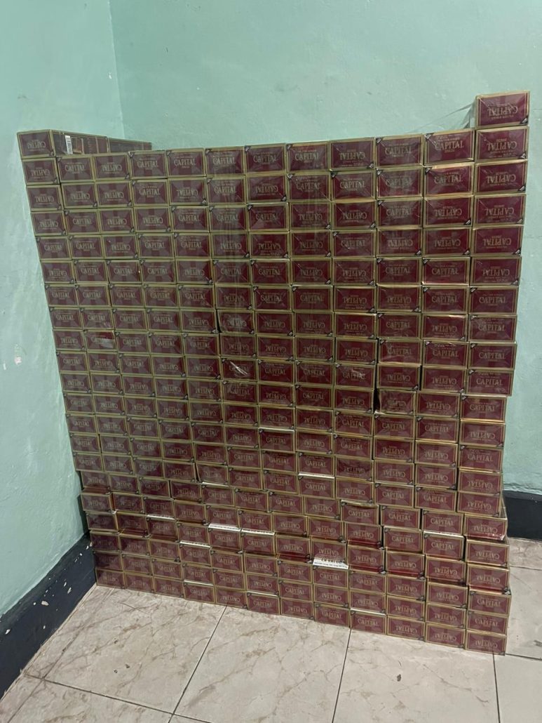 ¡Uno más! DICRIM apresa dos hombres con varias unidades de cigarrillos en San Cristóbal