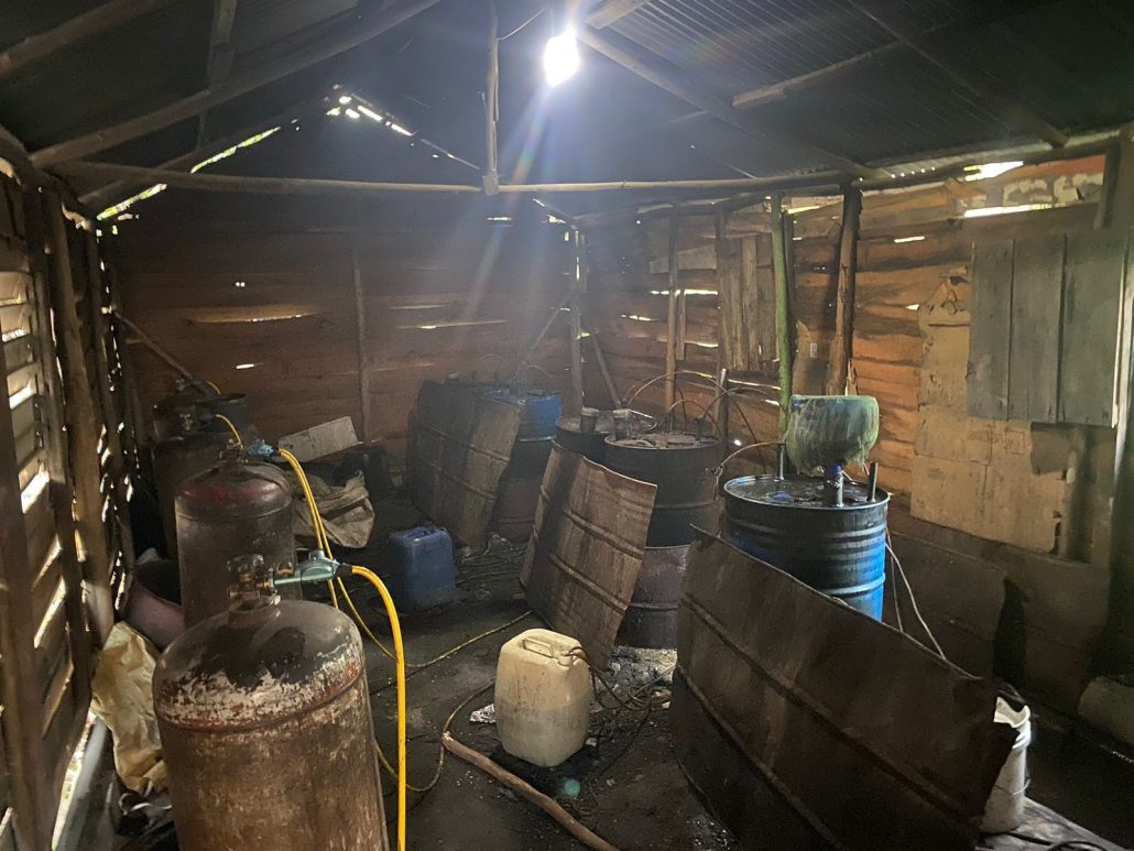 Desmantelan fábrica de bebidas adulteradas en Santiago