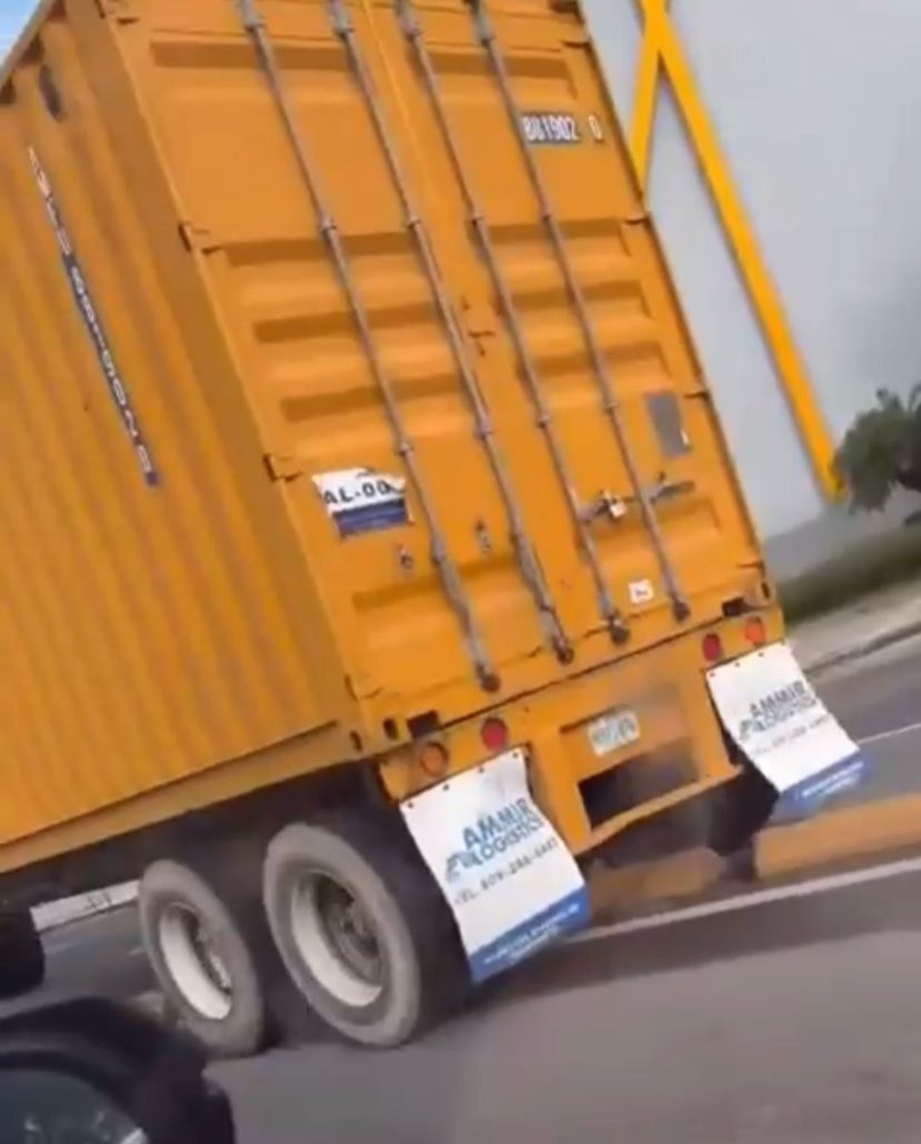 Camión irrespeta normas de tránsito en la avenida John F. Kennedy