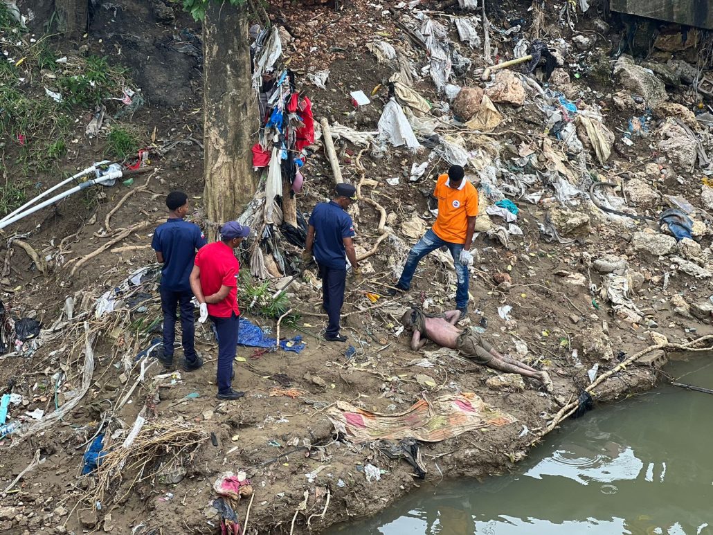 Hallan cuerpo cuerpo sin vida en aguas del arroyo Lebrón en Los Alcarrizos