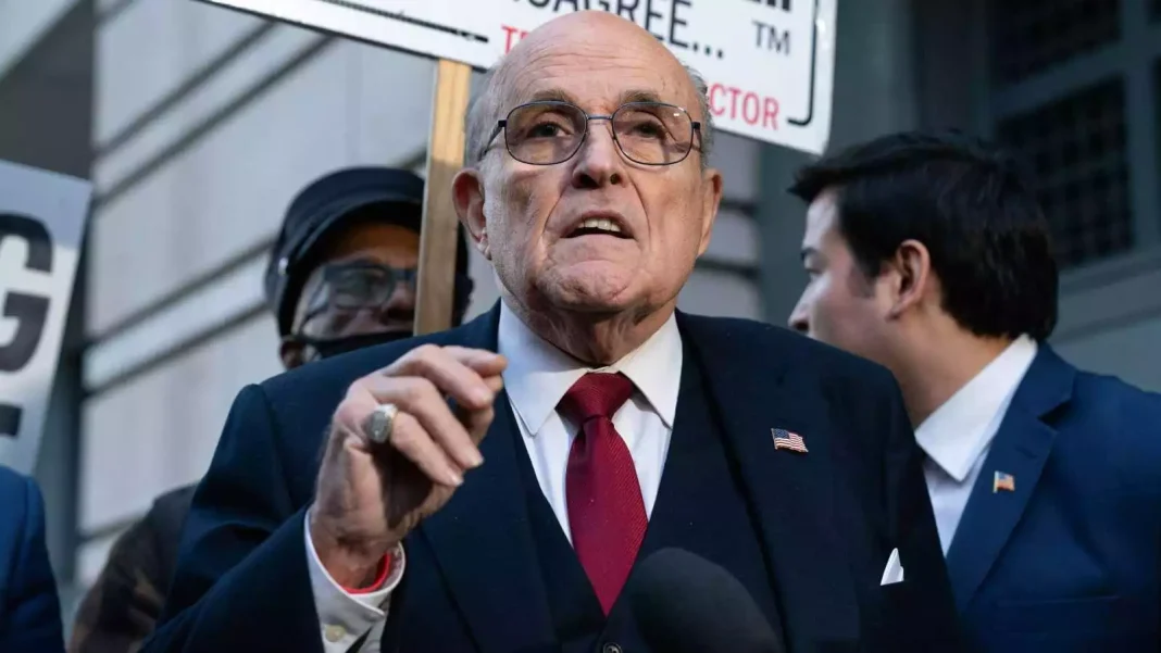Rudy Giuliani se declara en bancarrota tras su condena millonaria por difamación