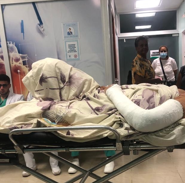 Mujer es herida a golpes y con cuchillo por pareja en Santiago