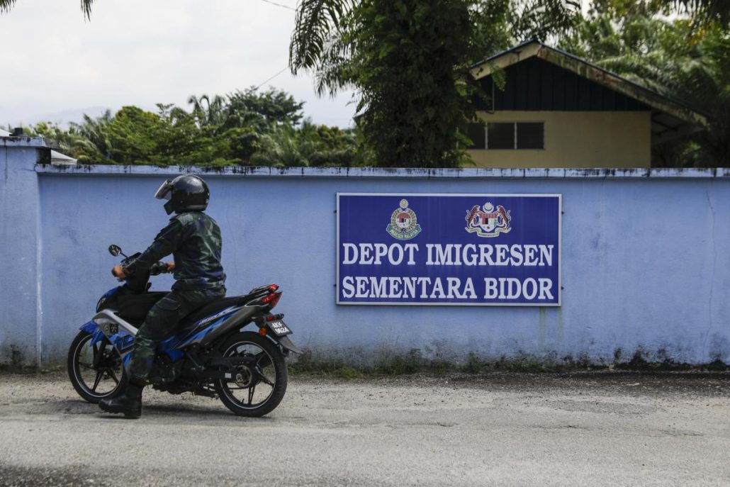 130 inmigrantes escapan de un centro, resultando en la muerte de uno de ellos