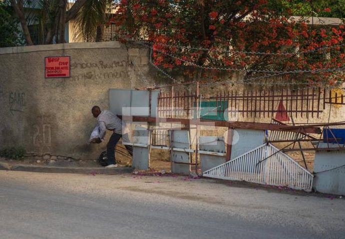 Haitianos se atrincheran tras barreras gigantescas