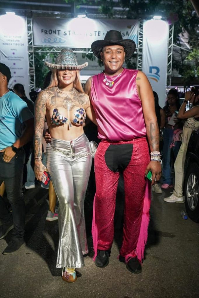 Atuendos extravagantes predominaron en segunda función del concierto de Karol G - Noticias de hoy en República Dominicana | De Último Minuto