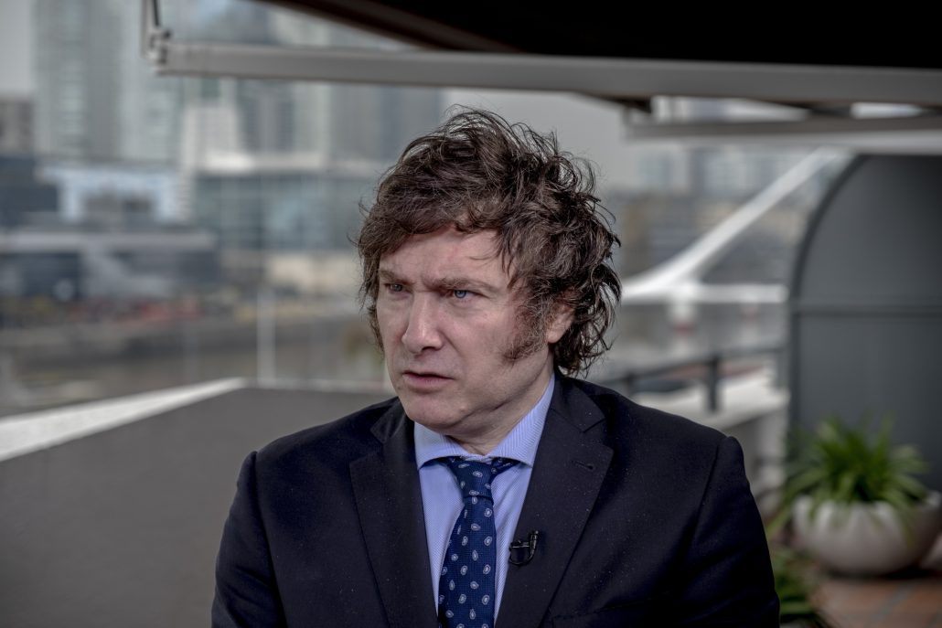 Milei, envuelto en una polémica por la subida de su sueldo y el del resto del Ejecutivo