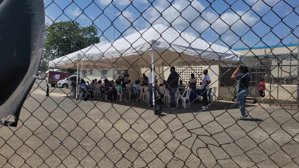 Penitenciaria de La Victoria habilita carpa para ofrecer informaciones a familiares de reclusos