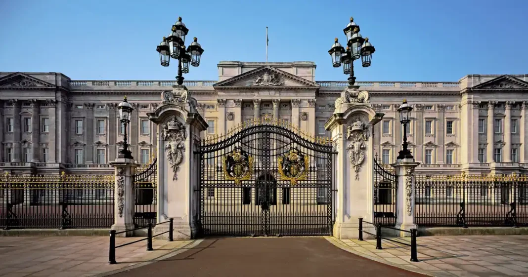 Un hombre detenido tras chocar su coche con la verja del palacio de Buckingham