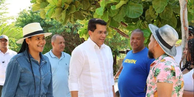 Ministro de turismo realiza recorrido por balnearios de Bahoruco