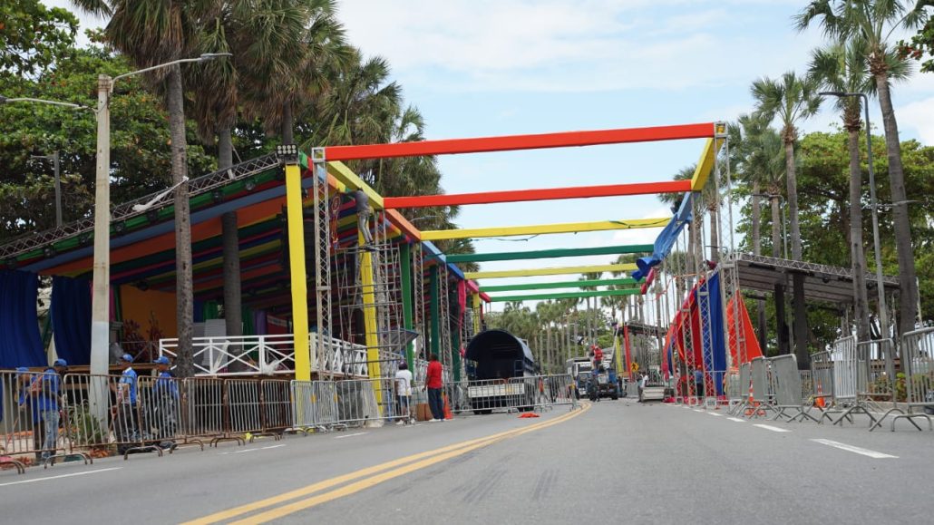 ¡Ya casi está listo! El escenario, para celebrar el Carnaval Dominicano 2024
