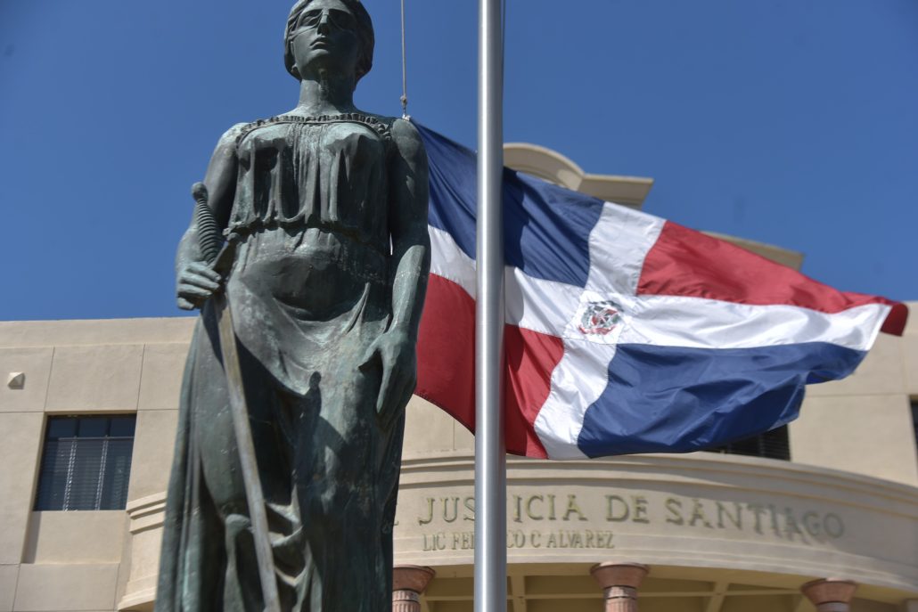 Ministerio Público pide prisión preventiva contra hombre que encañono policía en Aeropuerto del Cibao