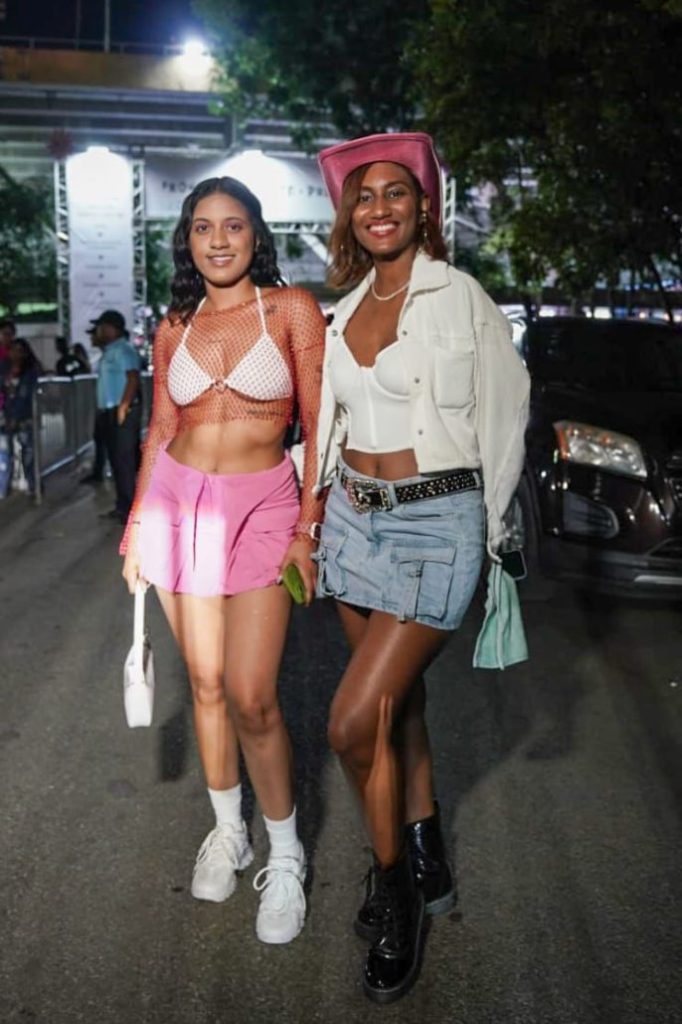 Atuendos extravagantes predominaron en segunda función del concierto de Karol G - Noticias de hoy en República Dominicana | De Último Minuto