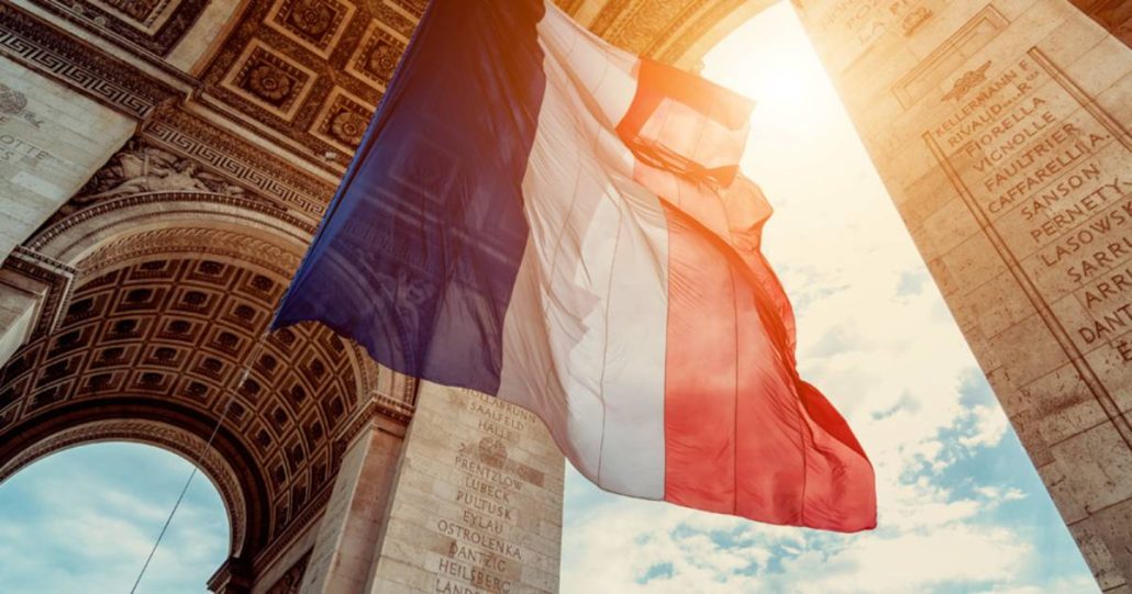 Francia acabó 2023 con un déficit superior al 5% del PIB y recortará más el gasto público