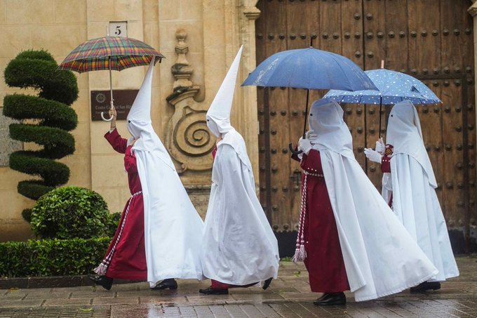 El mal tiempo desluce la Semana Santa en España pero sin impedir tradiciones