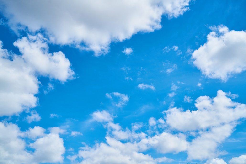 Nubes aisladas en gran parte del país con chubascos aislados en algunas localidades