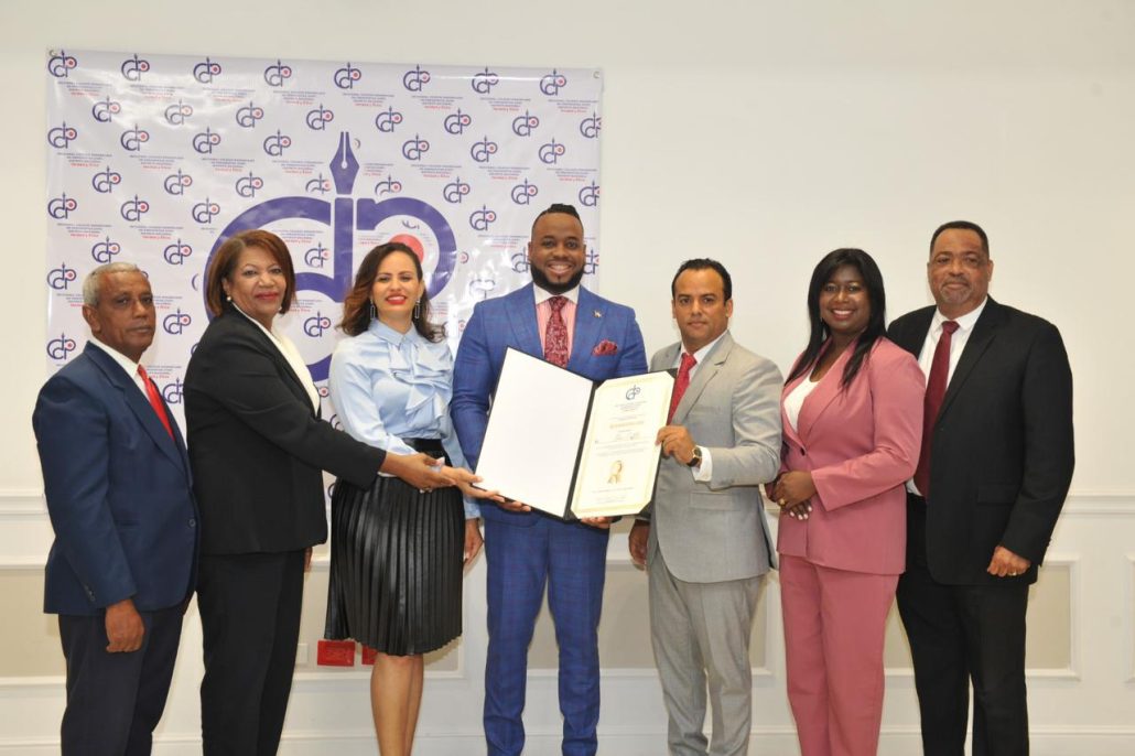 Colegio Dominicano de Periodistas reconoce periodista Elvin Castillo