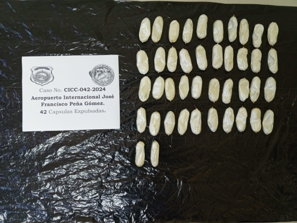 Detienen en el AILA a dominicano con el estómago lleno de bolsas de cocaína