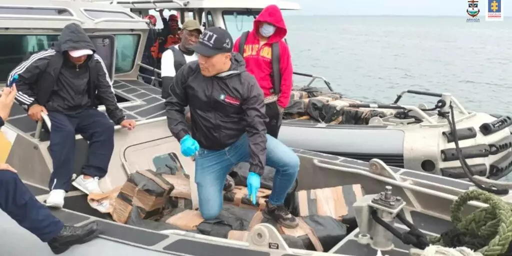 Detienen a dos colombianos y un ecuatoriano con una tonelada de cocaína en Costa Rica